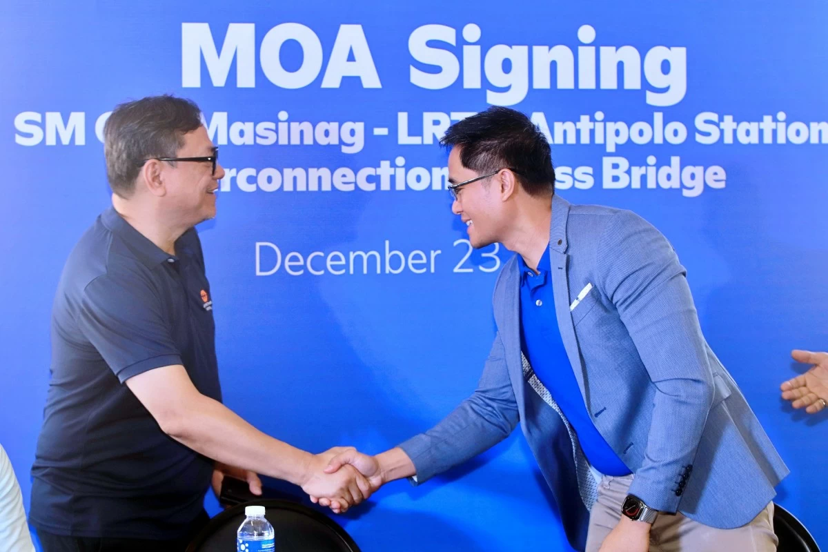 A handshake further strengthening the partnership between SM and the LRTA.