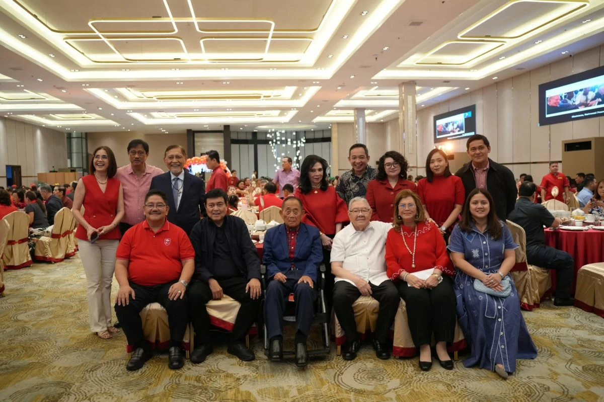 (Seated, from left) Minority Leader Rep. Marcelino Libanan, former Senator Manny Villar, JDV, former Speaker Sonny Belmonte, GDV, and Senator Camille Villar. (Standing, from left) Mme. Sandra Estrella, DAR Sec. Conrad Estrella, Rep. Benny Abante, former Rep. Baby Arenas, Rep. Antonio Tinio, Rep. Renee Co, Rep. Sarah Elago, Cong. Sheen Gonzales