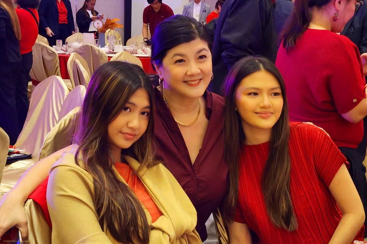 Carissa Evangelista with daughters Gabby and Bella