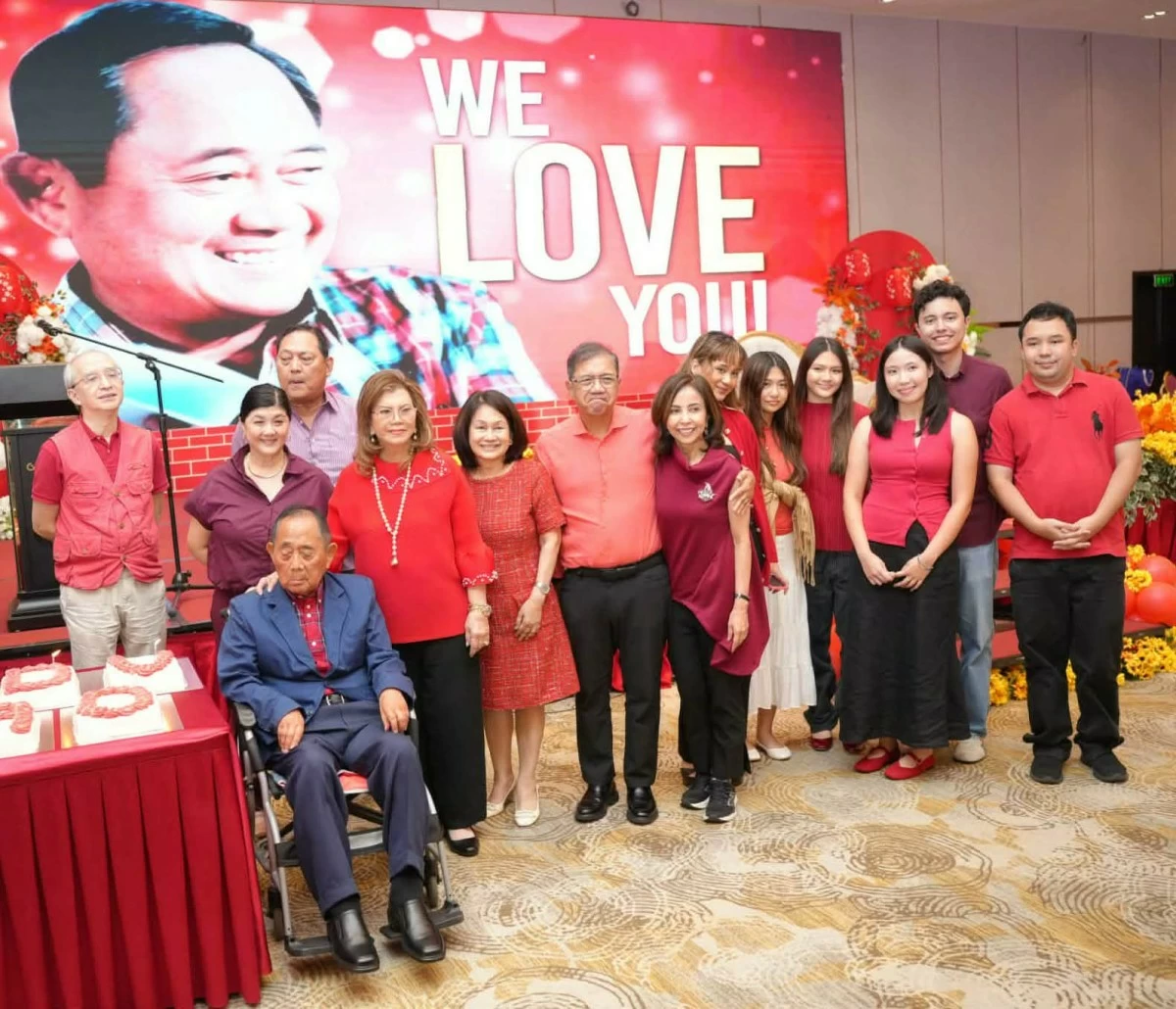 (From left) Dr. Dennis Garcia, Carissa Evangelista and husband Juju, Rep. Gina de Venecia, Vivian Garcia, Joey de Venecia III and wife Karen, Katharine Garcia,  Gabby and Bella Evangelista, Mikaela Labadan, Lucas de Venecia, and Noah Garcia.