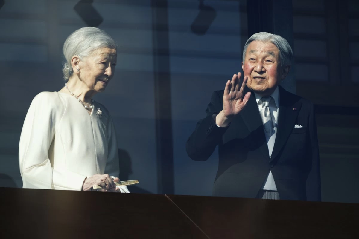 Japan's Emperor Emeritus Akihito and Empress Emerita Michiko greet well-wishers during a public appearance for New Year's celebrations at the Imperial Palace in Tokyo, Friday, Jan. 2, 2026. (AP Photo/Eugene Hoshiko)