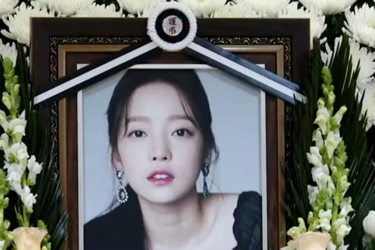 The photo of the late Goo Hara at the altar of a funeral home in 2019 (Screenshot from Yonhap News TV video on YouTube)