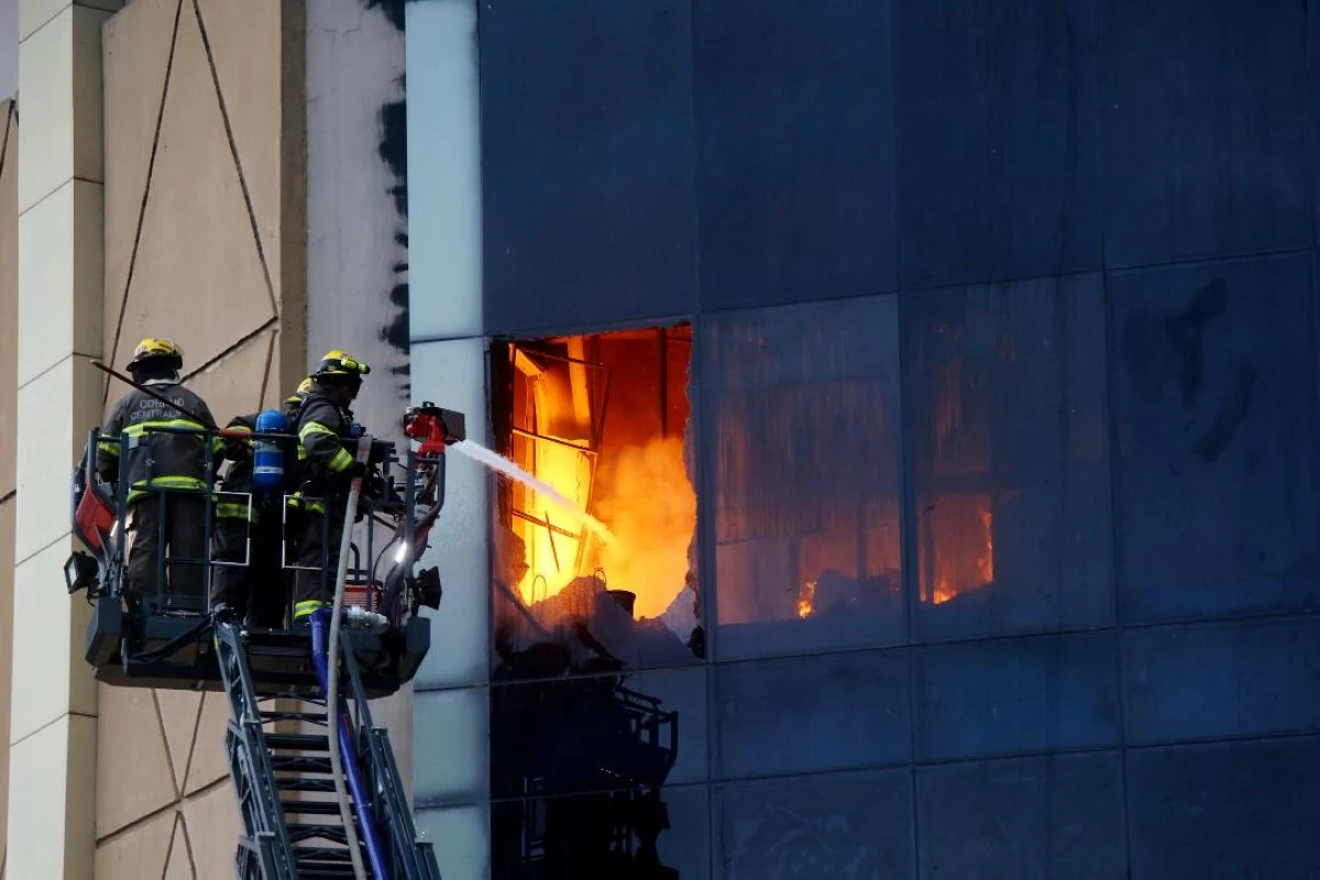 FIREMEN put out a fire on the upper level of Gaisano Grand Citygate Mall in Buhangin, Davao City on Friday, Jan. 2. (Keith Bacongco)