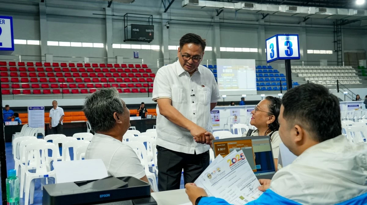 Muntinlupa Mayor Ruffy Biazon greets business owners at the Muntinlupa Business Permit Renewal Hub at the Muntinlupa Sports Center on Jan. 5 (Photo from Muntinlupa PIO)
