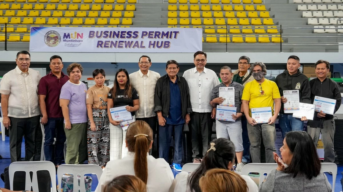 Muntinlupa Mayor Ruffy Biazon, Majority Floor Leader Raul Corro and City Administrator Allan Cachuela with the 10 early bird taxpayers (Photo from Muntinlupa PIO)