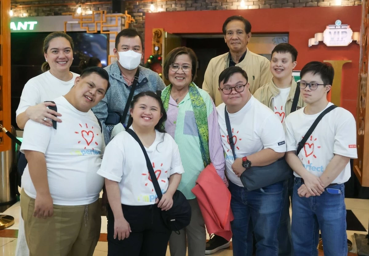 Mamamayang Liberal Partylist Rep. Leila de Lima (center) poses with the cast of 'I'mPerfect' during a recent block screening for the film.