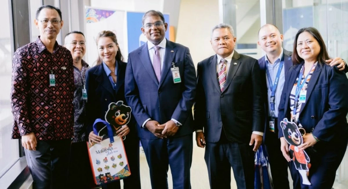 Ambassador of Malaysia Dato’ Abdul Malik Melvin with representatives from the embassy and Malaysia Airlines Philippines.