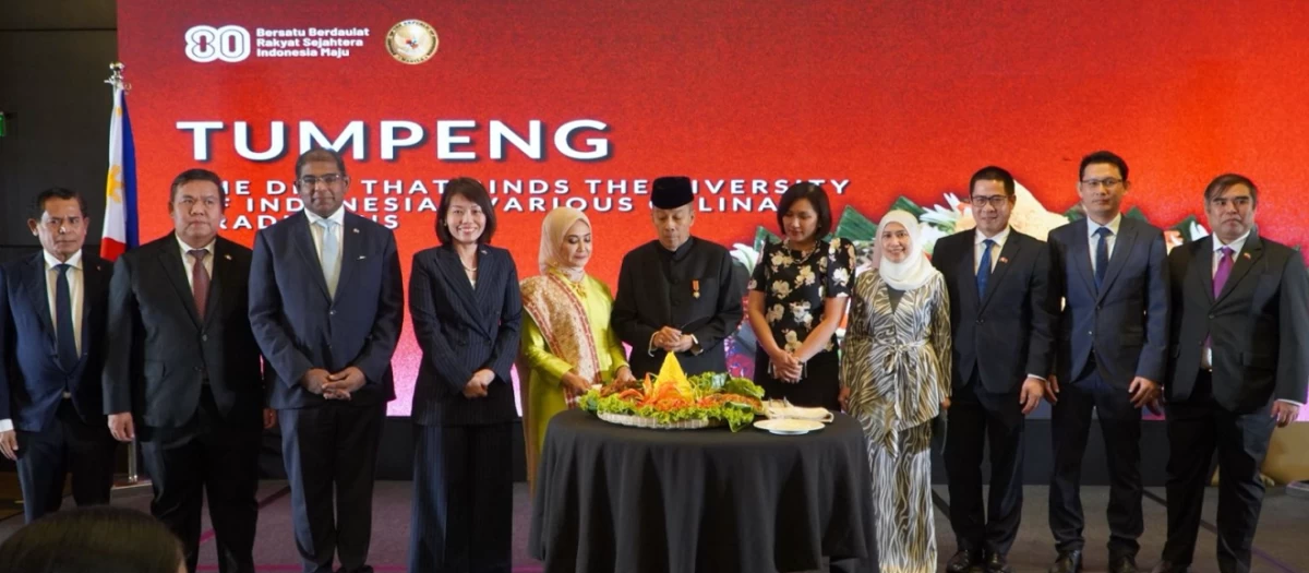 Ambassador Agus Widjojo and Mme Ranny Moerni Cahyani preside over the symbolic cutting of Tumpeng, joined in celebration by ambassadors representing Asian countries.