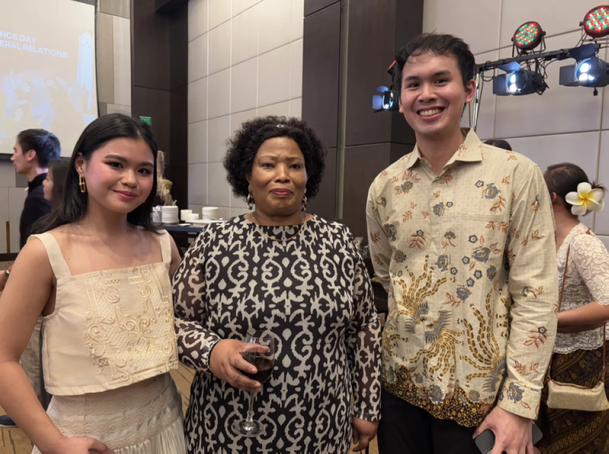 Zyra, Ambassador Bartinah Ntombizodwa Radebe-Netshitenzhe of  South Africa, and Pablo Osias ,Chief Finance and Marketing Officer of Philindo Container Express Inc.