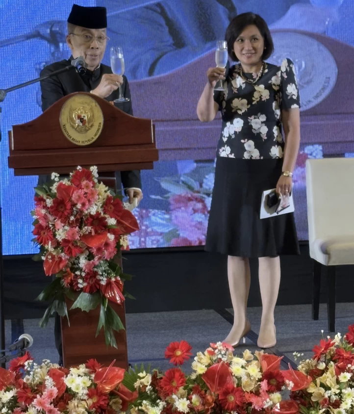 Raising a glass to enduring diplomatic relations — Ambassador Agus Widjojo with Maria Andrelita S. Austria, Acting Undersecretary for International Economic Relations of the Philippine Department of Foreign Affairs.