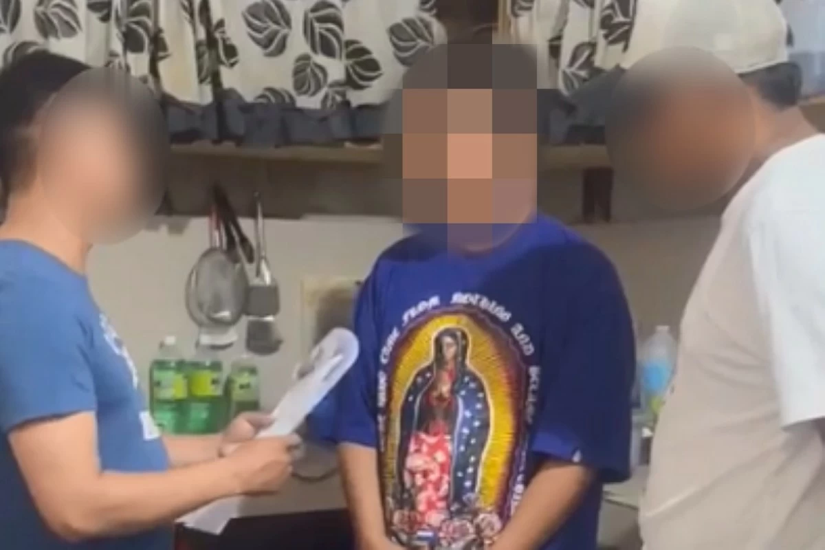 Police officers with the suspect (center) in Nueva Ecija (Photo from Taguig police / SPD) 