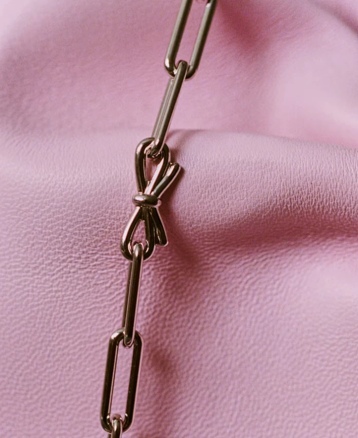 A closer look at the chain of the Bow bag