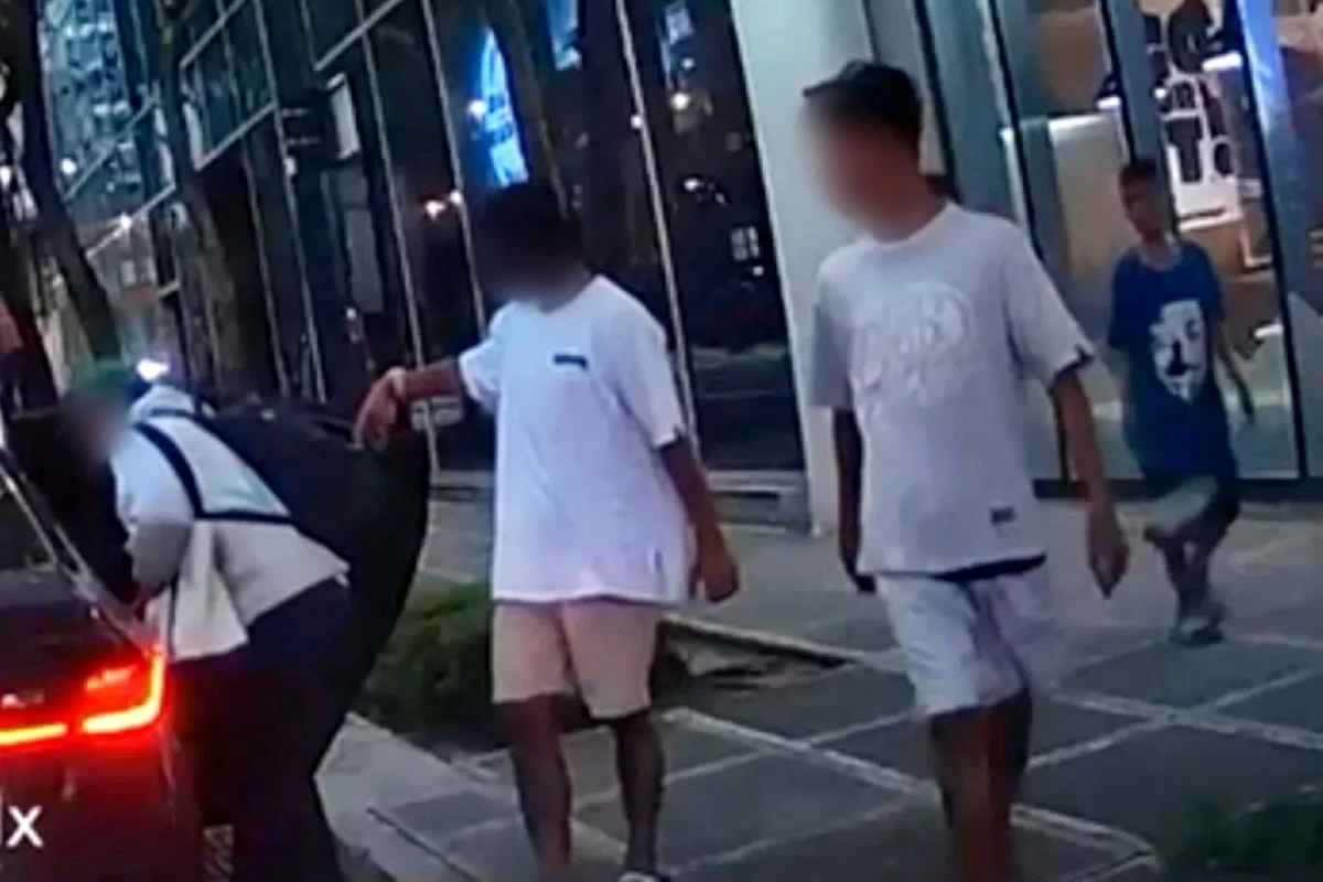 A man being victimized by a pickpocket in Bonifacio Global City in Taguig on Jan. 5 (Photo from u/miarvivi on Reddit)