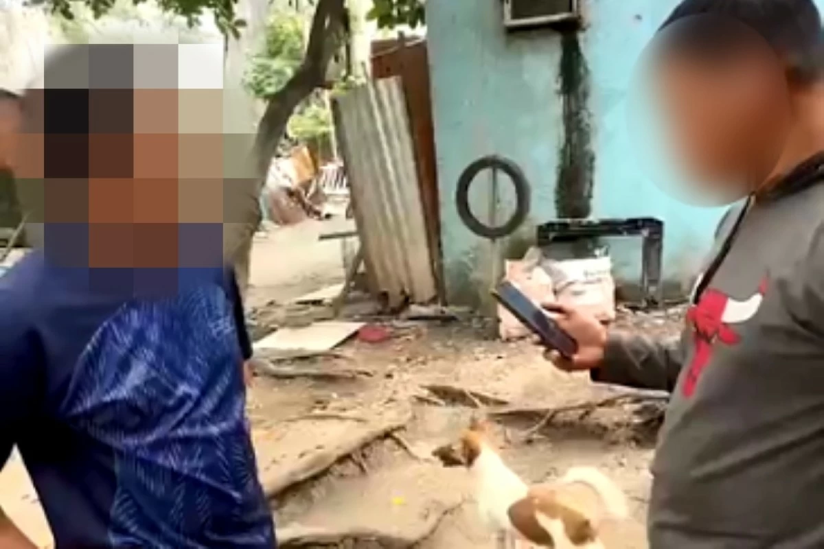 A police officer (right) with the accused in Muntinlupa (Photo from SPD) 