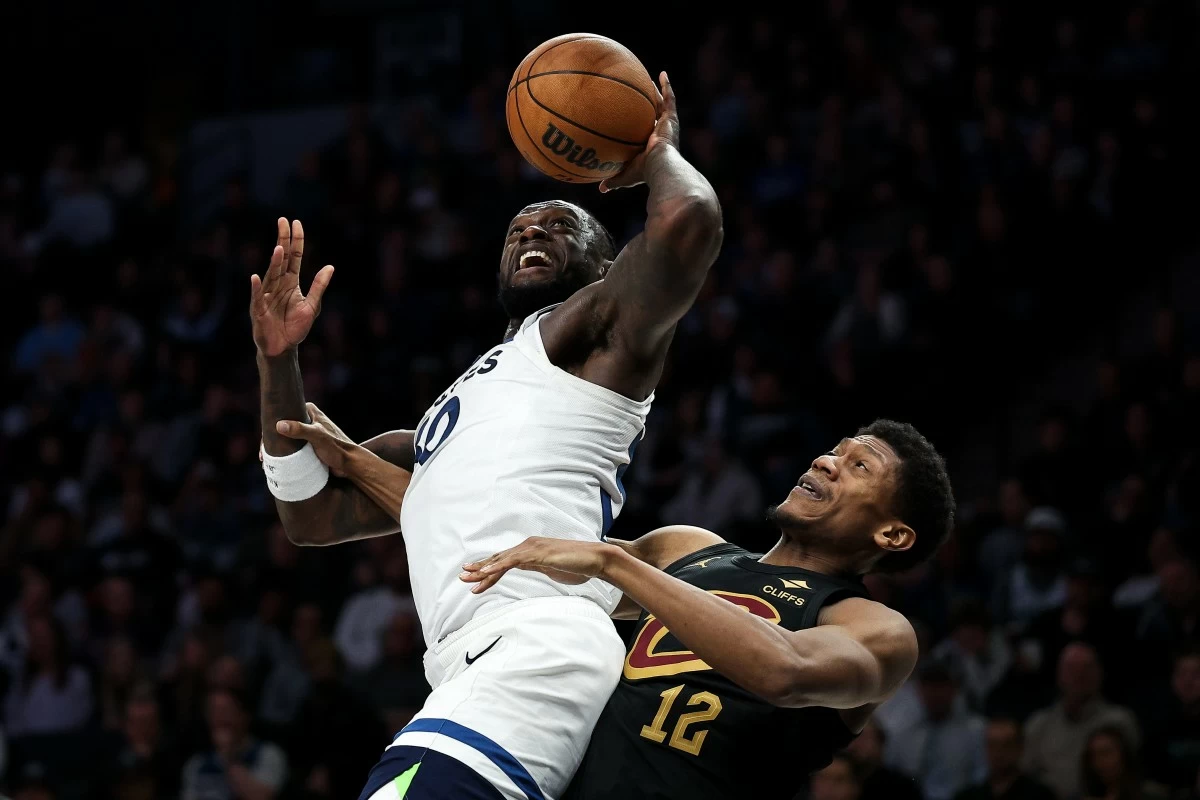 Cleveland Cavaliers forward De'andre Hunter, right, fouls Minnesota Timberwolves forward Julius Randle (30) as he attempts a shot during the second half of an NBA basketball game, Thursday, Jan. 8, 2026, in Minneapolis. (AP Photo/Matt Krohn)