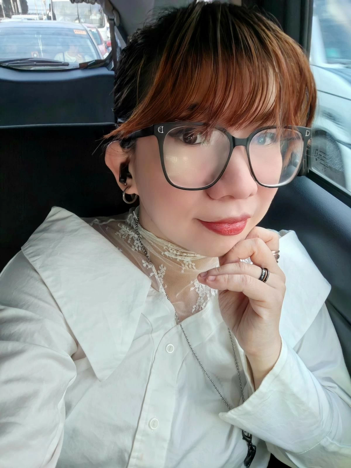 Selfie using the HONOR X9d 5G with the AI Edit Filter.