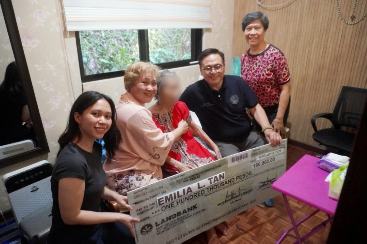 Muntinlupa Mayor Ruffy Biazon with centenarian Emilia Tan and her family (Photo from Mayor Biazon's Facebook page) 