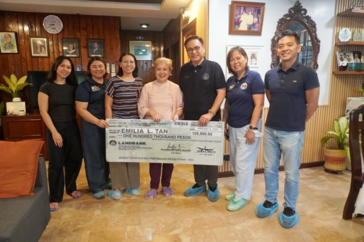 Muntinlupa Mayor Ruffy Biazon with the family of centenarian Emilia Tan (Photo from Mayor Biazon's Facebook page) 