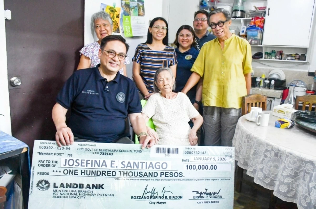 Muntinlupa Mayor Ruffy Biazon with centenarian Josefina Santiago and her family (Photo from Mayor Biazon's Facebook page) 
