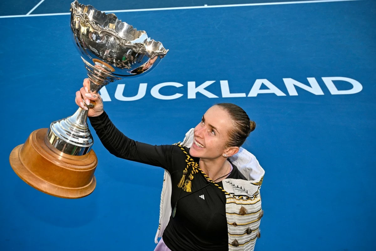 Elina Svitolina of Ukraine holds her trophy aloft after defeating Wang Xinju of China in the women's single final of the ASB Classic women's tennis tournament in Auckland, New Zealand on Sunday 11 Jan. 2026. (Alan Lee/Photosport via AP)