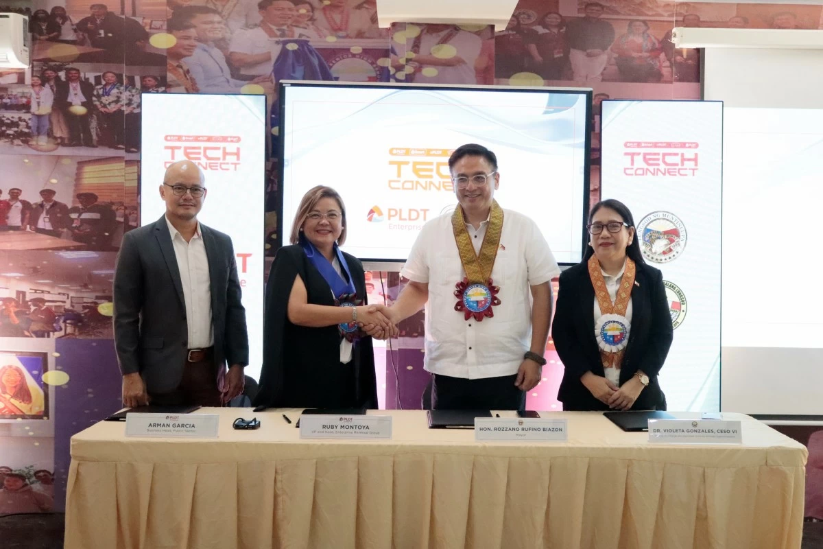

(From left) Arman Garcia, business head, public sector, PLDT Enterprise; Ruby Montoya, vice president and head of enterprise revenue group, PLDT Enterprise; Hon. Rozzano Rufino Biazon, Mayor, City of Muntinlupa; and Dr. Violeta Gonzales, CESO VI, officer-in-charge and assistant schools division superintendent, schools division office, City of Muntinlupa.