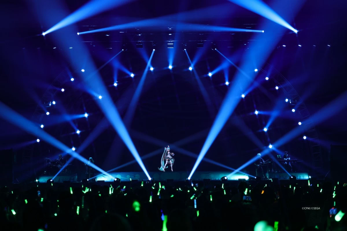 Hatsune Miku performing at the Mall of Asia Arena.  (Photo by Manuel Chua / Ovation Productions)