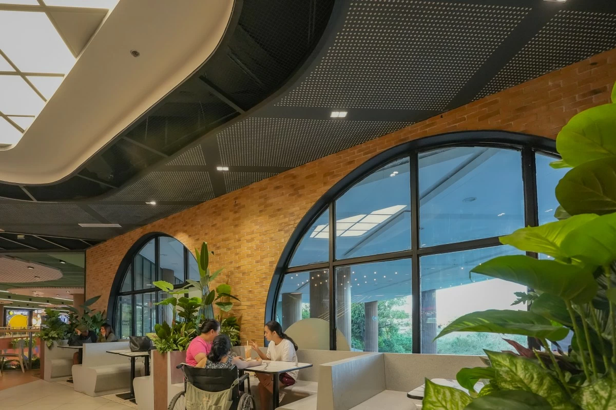 Technology meets nature. In SM City East Ortigas, natural light brightens the food hall, and retrofitted lighting produces significant energy savings.