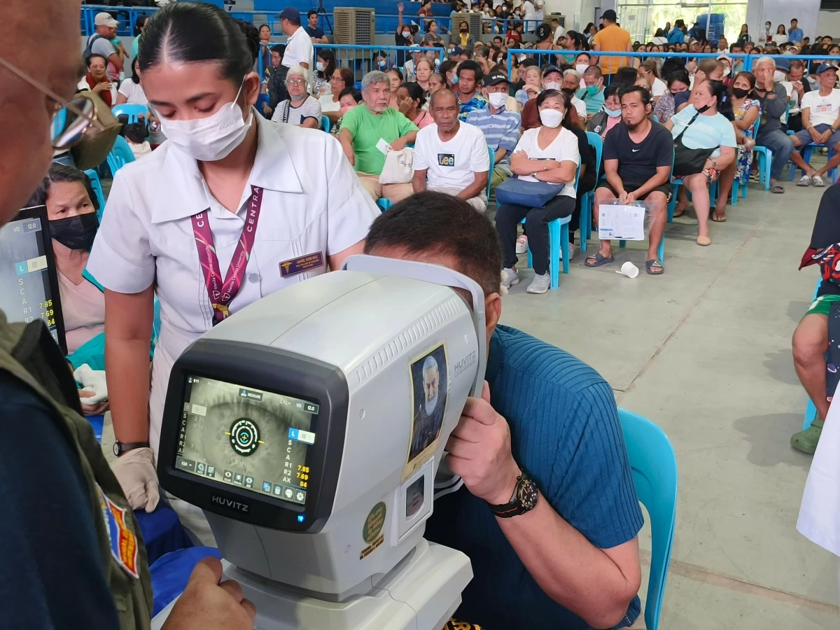 Former Congressman Ricky Sandoval undergoes an eye examination during the humanitarian and surgical outreach conducted by the Malabon City government in partnership with the International Academy of Medical Specialists (IAMS) on Thursday, Jan. 15. (Photo by Hannah Nicol/MANILA BULLETIN)