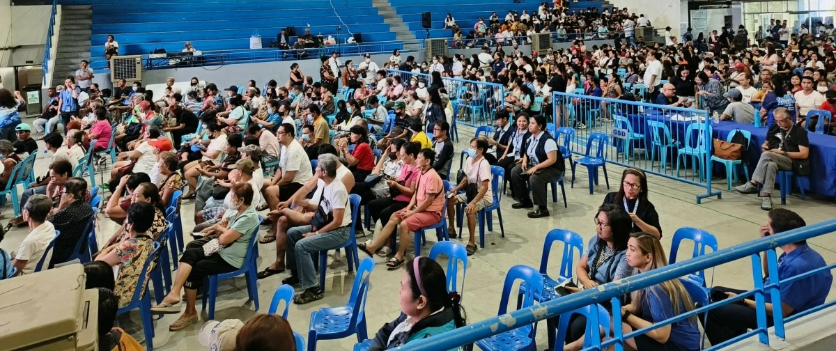 Residents line up inside the Malabon Sports Complex as they wait for free eye consultations and medical services during the humanitarian and surgical outreach of the Malabon City government and IAMS on Jan. 15. (Photo by Hannah Nicol/MANILA BULLETIN)