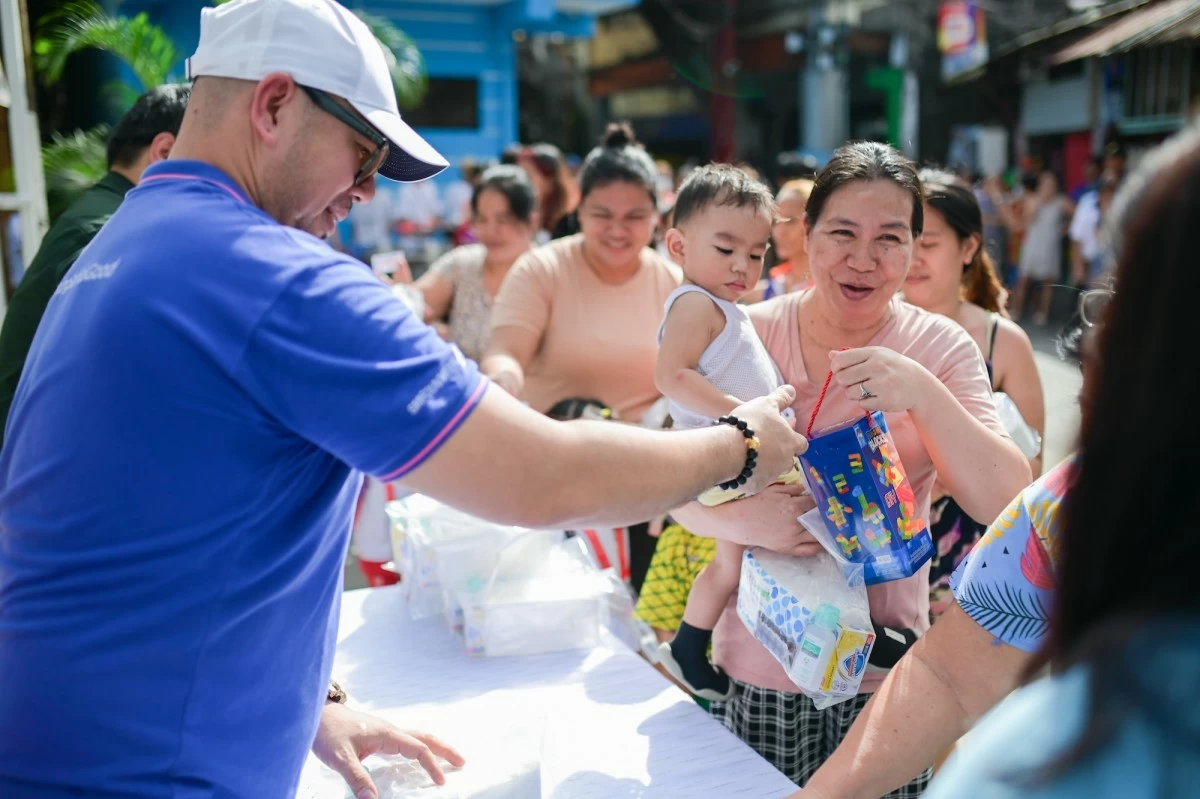Through a social good collaboration, the SM Retail distributes health kits to residents and toys to children in the community.