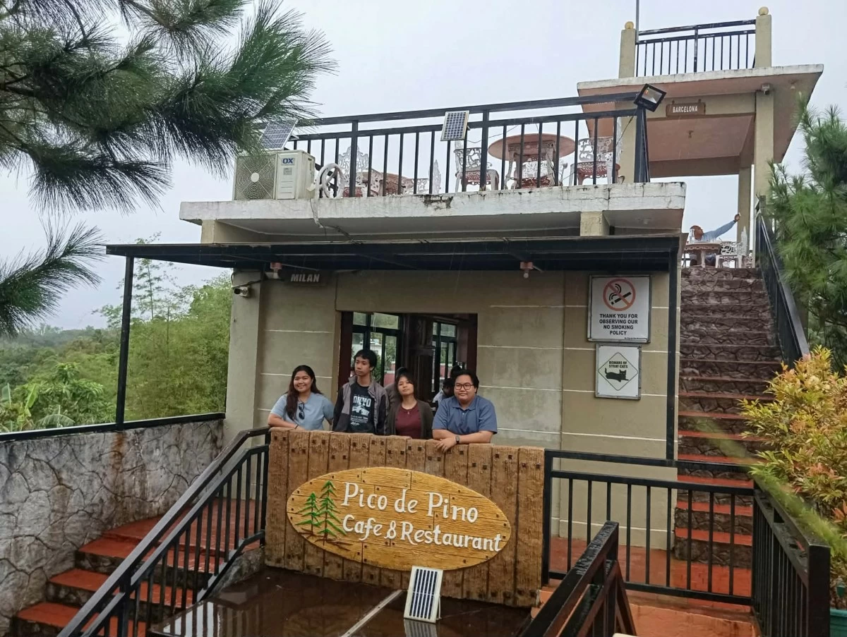 A group of teenagers seem to enjoy the cold breeze at the upper level of the Tanay restaurant (photo by Nel Andrade/Manila Bulletin)