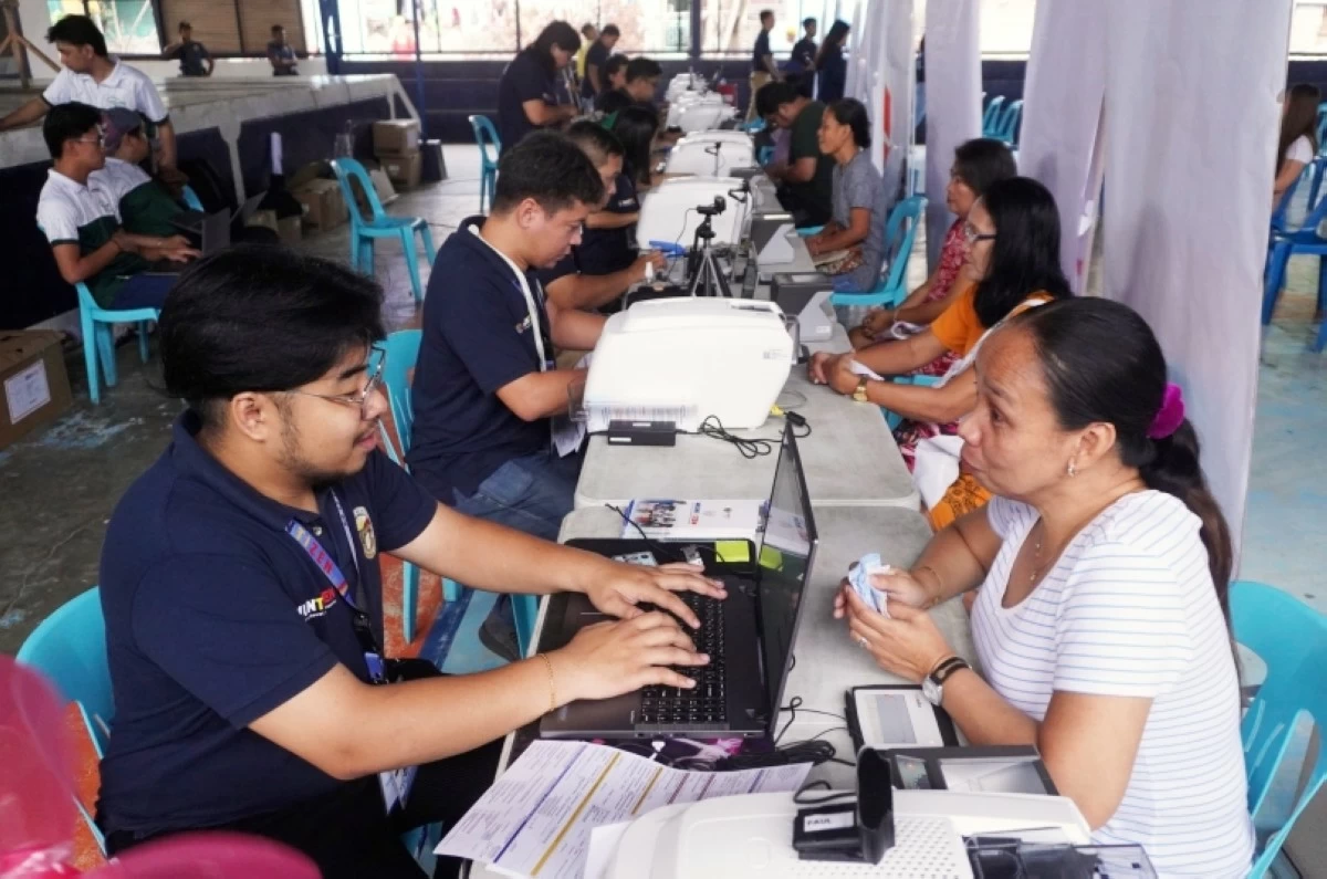 Residents of Barangay Buli in Muntinlupa register for the Muntizen ID on Jan. 14 (Photo from Mayor Biazon's Facebook account) 