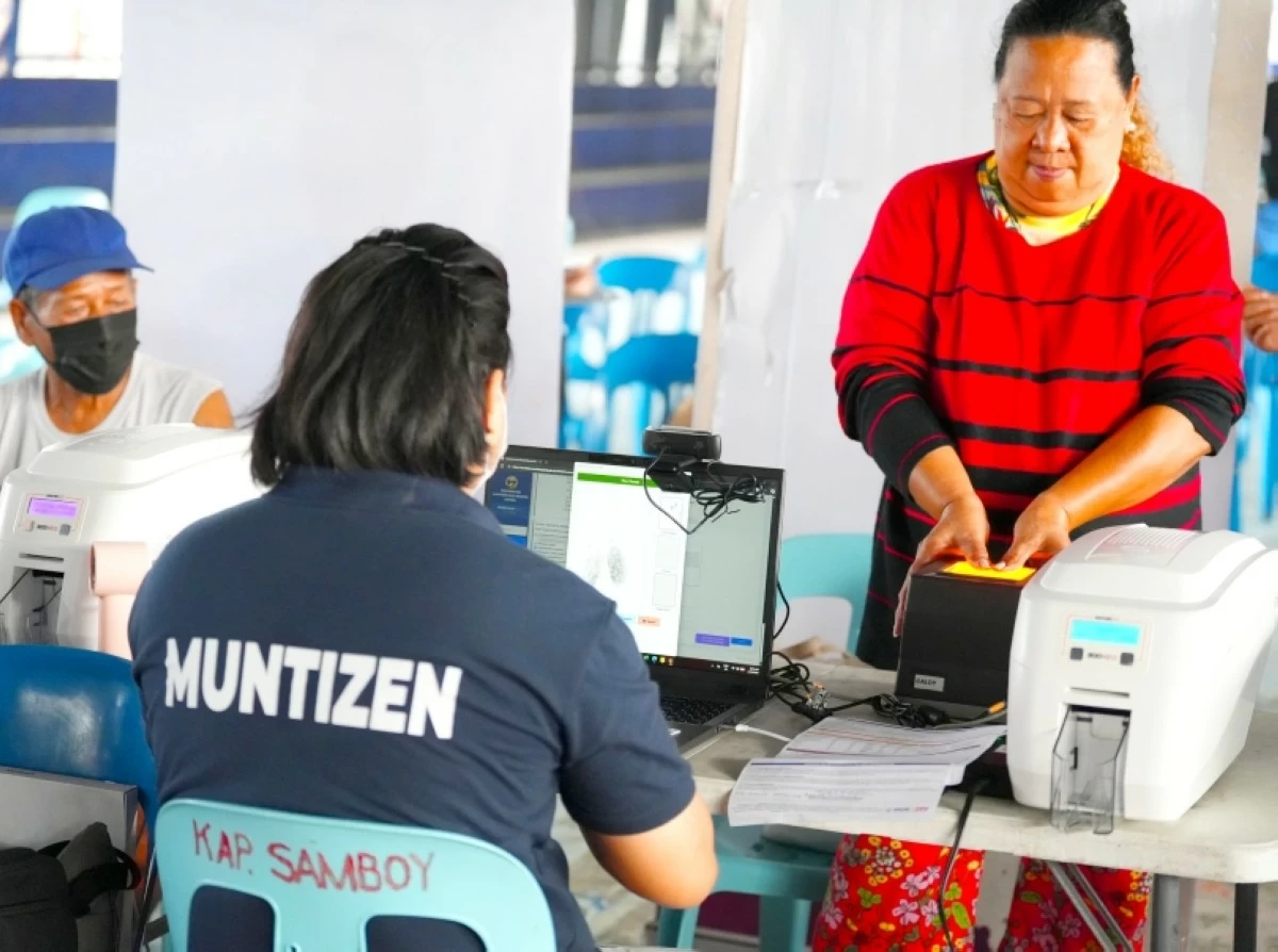 A rsident of Barangay Buli in Muntinlupa registers for the Muntizen ID on Jan. 14 (Photo from Mayor Biazon's Facebook account) 