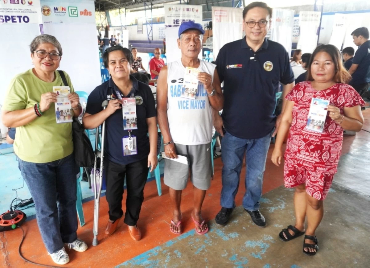 Muntinlupa Mayor Ruffy Biazon with residents of Barangay Buli who registered for the Muntizen ID on Jan. 14 (Photo from Mayor Biazon's Facebook account) 