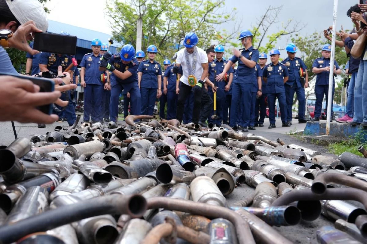 Governor Daniel R. Fernando and Bulacan police director Col Angel L. Garcillano oversee the destruction of 1,654 confiscated open pipes and modified mufflers by a road roller at Camp General Alejo Santos, in the City of Malolos on Thursday, Jan. 15, 2026. (Freddie Velez)