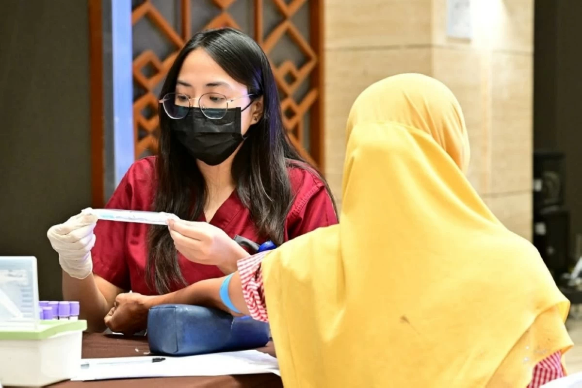 A resident undergoing medical procedure in Taguig (Photo from the Taguig City Health Office's Facebook page) 