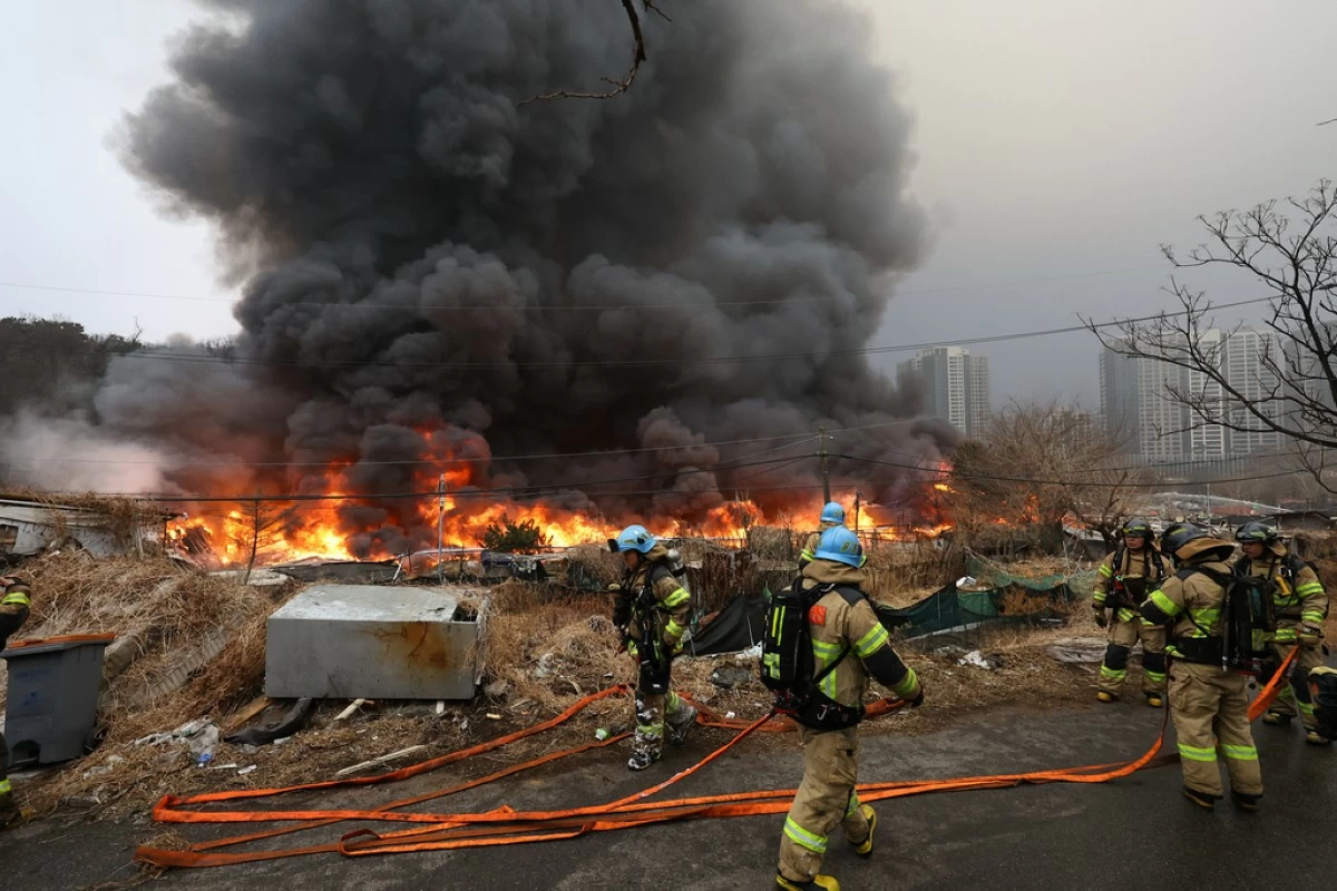 Firefighters work to extinguish a fire in Seoul, South Korea, Friday, Jan. 16, 2026. (Choi Jin-seok/Newsis via AP)