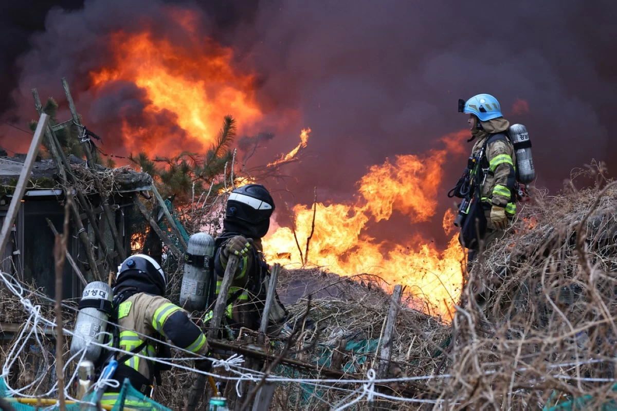 Firefighters work to extinguish a fire in Seoul, South Korea, Friday, Jan. 16, 2026. (Choi Jin-seok/Newsis via AP)