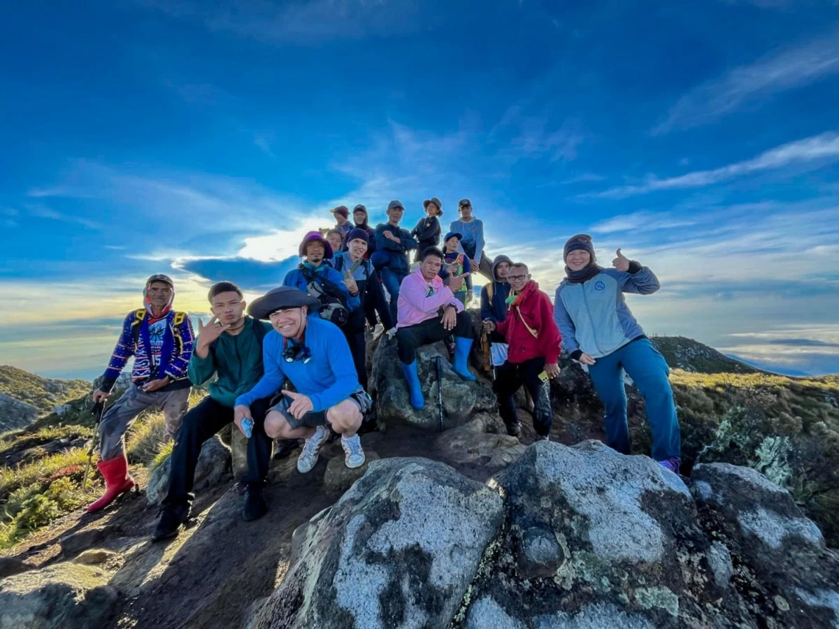 Aboitiz Renewables, through its hydropower arm Hedcor, joins leaders of the Bagobo Tagabawa Indigenous Peoples, together with local partners, in planting a thousand arabica coffee seedlings along Mt. Apo’s Sibulan Trail, reinforcing strict protection zones while also supporting sustainable livelihoods.