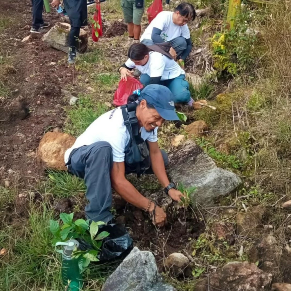 Aboitiz Renewables, through its hydropower arm Hedcor, joins leaders of the Bagobo Tagabawa Indigenous Peoples, together with local partners, in planting a thousand arabica coffee seedlings along Mt. Apo’s Sibulan Trail, reinforcing strict protection zones while also supporting sustainable livelihoods.