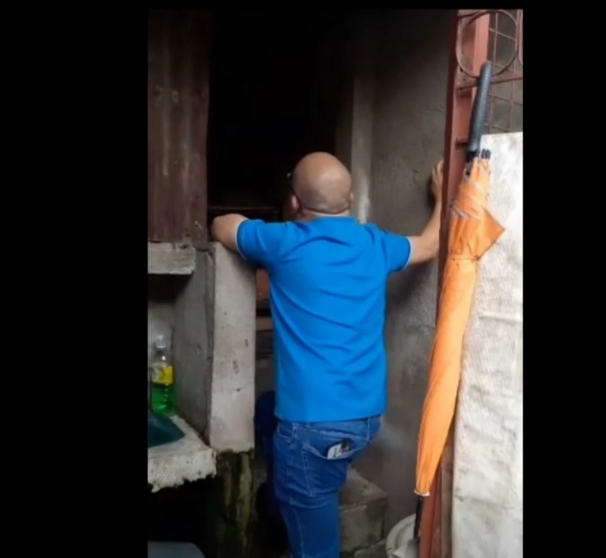 Poblacion Barangay Captain Allen Ampaya negotiating with the suspect in Muntinlupa on Jan. 16 (Screenshot from Facebook video) 