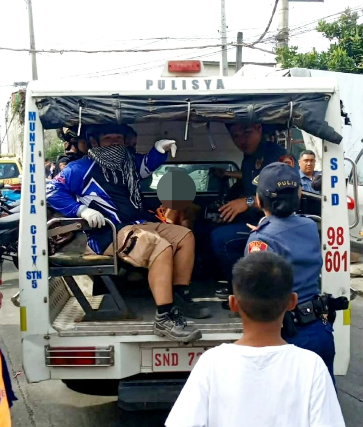 The Muntinlupa police with the suspect (Photo from Muntinlupa police) 
