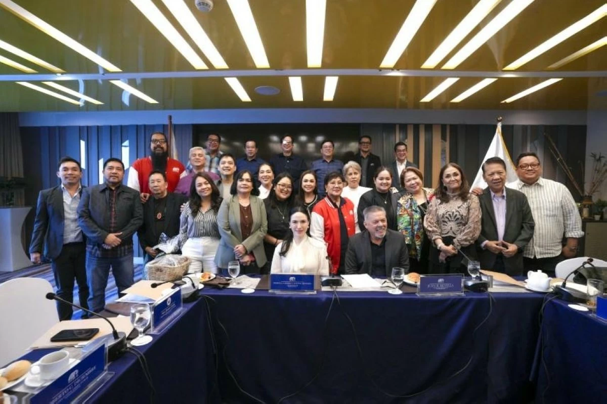 The MTRCB Chairperson, with a majority of the current MTRCB Board Members. 