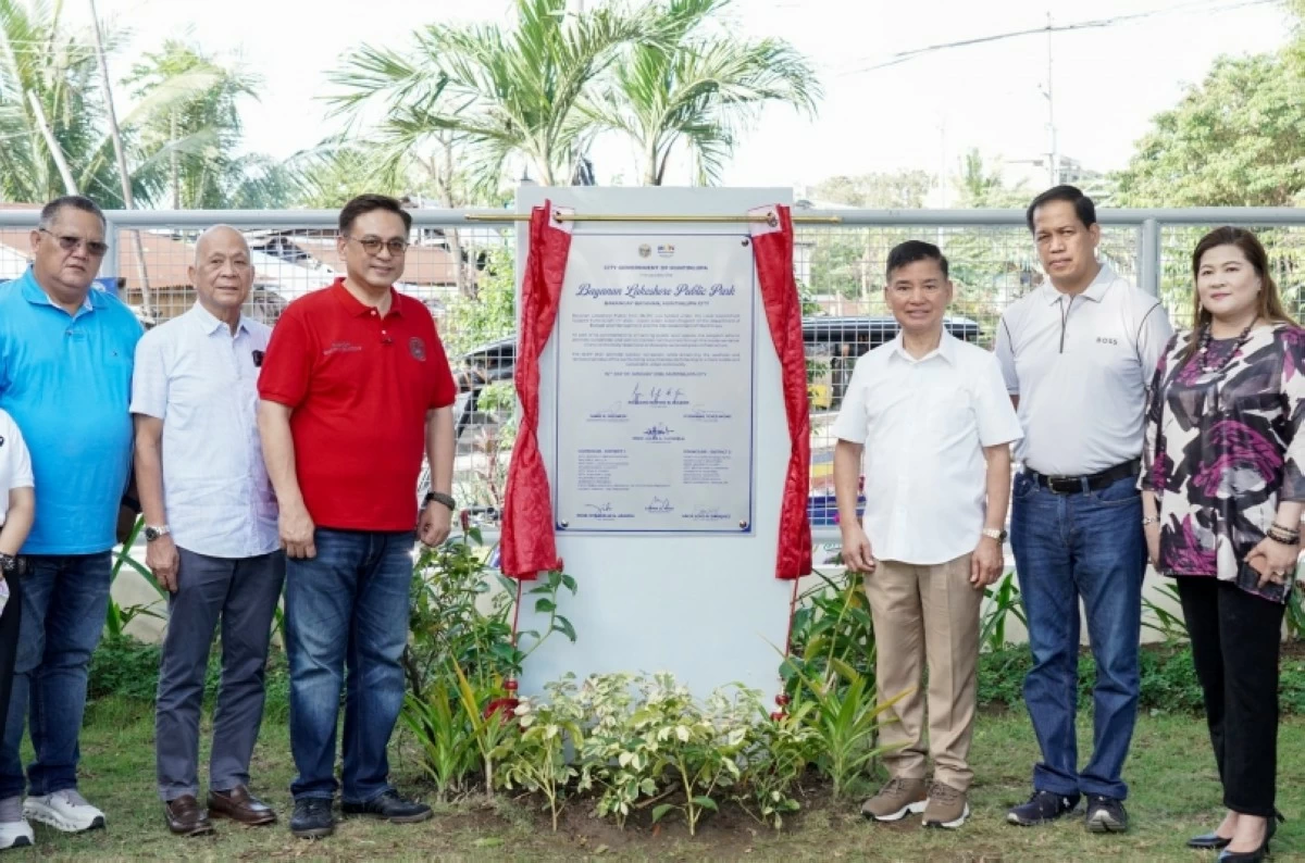 Muntinlupa Mayor Ruffy Biazon, Rep. Jaime Fresnedi and other officials during the opening of the Bayanan Lakeshore Public Park in Barangay Bayanan (Photo from Muntinlupa PIO) 