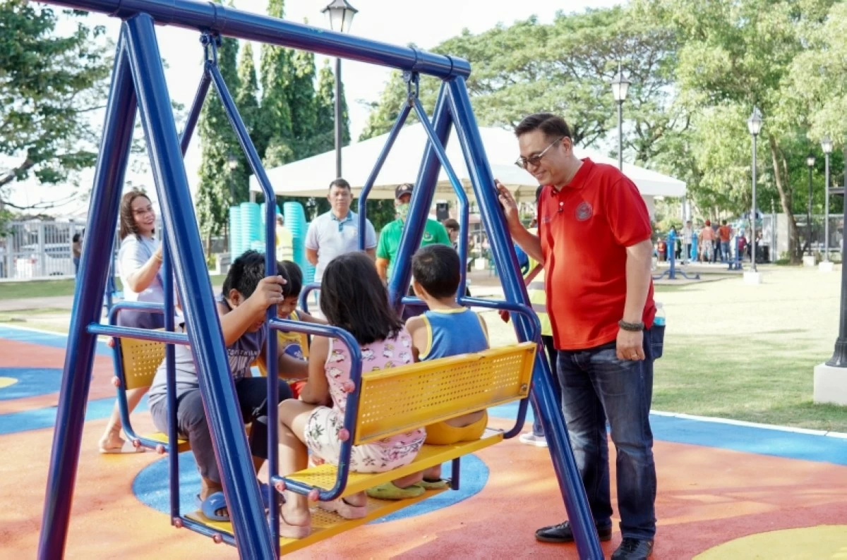 Mayor Ruffy Biazon with children at the Bayanan Lakeshore Public Park in Barangay Bayanan (Photo from Muntinlupa PIO) 