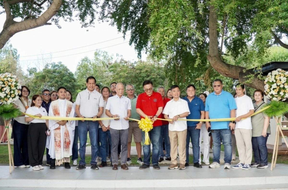 Muntinlupa Mayor Ruffy Biazon, Rep. Jaime Fresnedi and other officials open the Bayanan Lakeshore Public Park in Barangay Bayanan (Photo from Muntinlupa PIO) 
