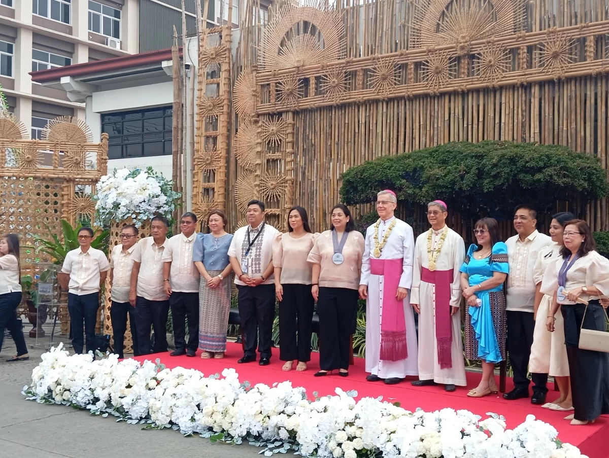 Binangonan municipal government officials and Rizal Gov. Nina Ynares pose for a photo opportunity with Archbishop Brown and Bishop Ruperto Santos (photo by Nel Andrade/Manila Bulletin)