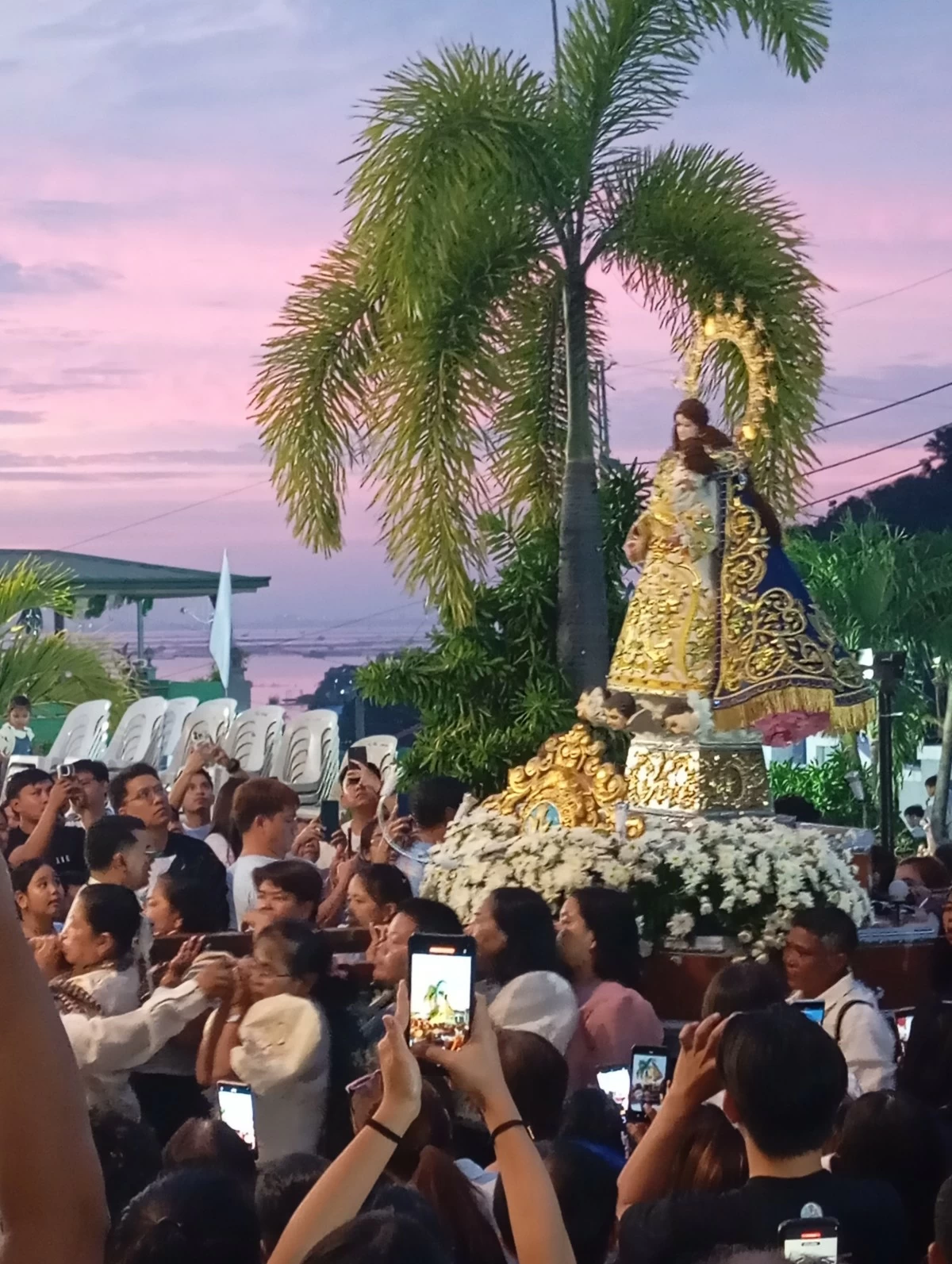 (Devotees gather around the Our Lady of Laguna Lake during the procession on Jan. 17 (Photo by Nel Andrade)