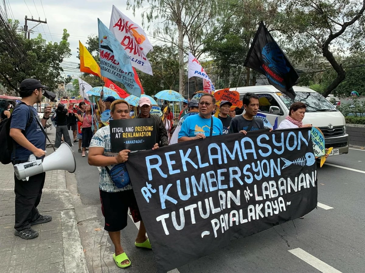 Fishers protest ‘fake’ Manila Bay rehab, seek accountability over ongoing reclamation