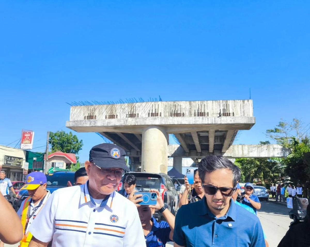 
DPWH Secretary Vince Dizon (right) inspects the unfinished Aganan Flyover in Iloilo.  (Tara Yap)
